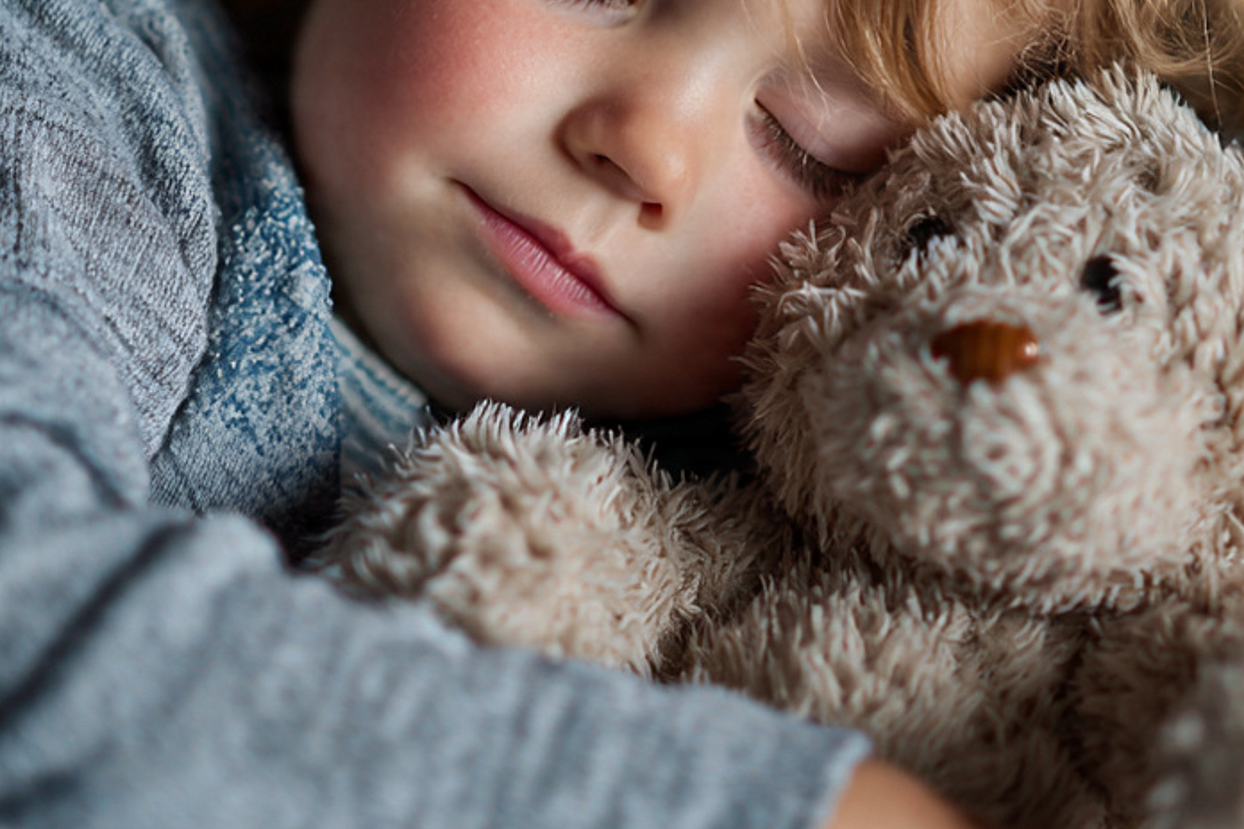 Warum Kinder im Winter mehr kuscheln wollen - und was das mit Licht, Hormonen und dem Bedürfnis nach Rückzug zu tun hat