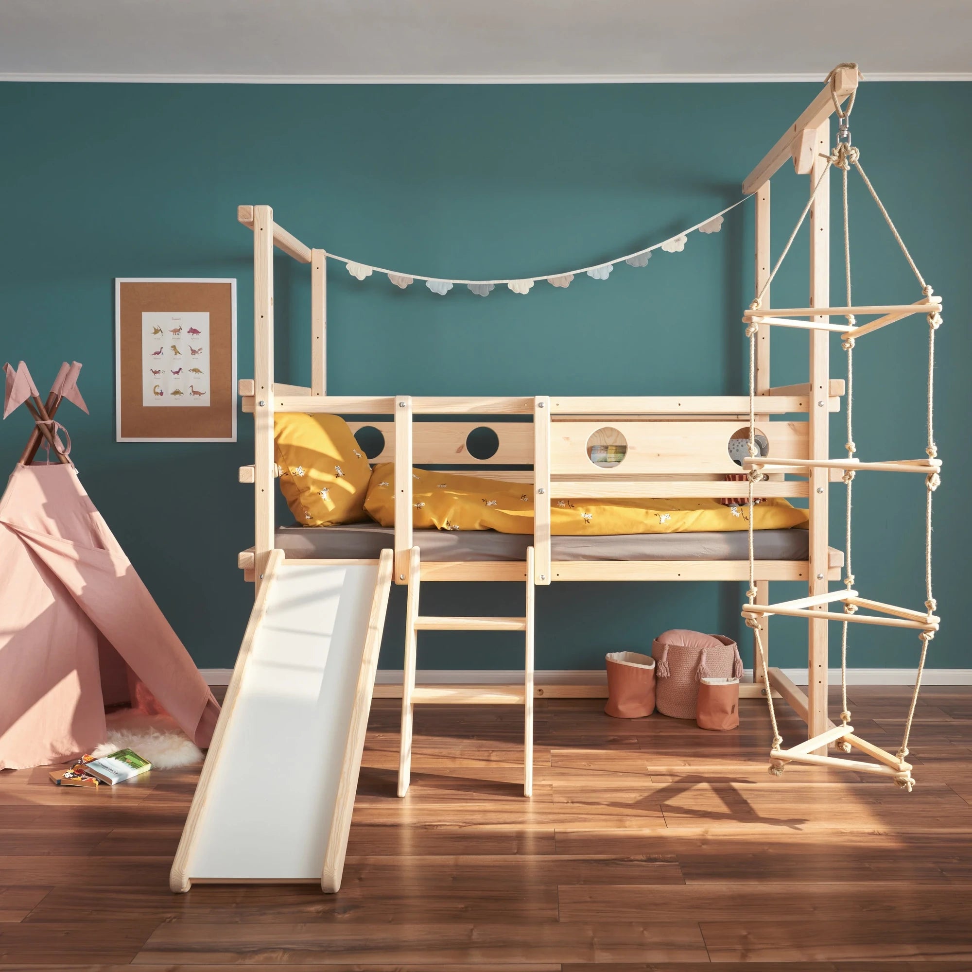 Kleinkindbett mit Rutsche und Dreiecksleiter von TAU Abenteuerbetten
