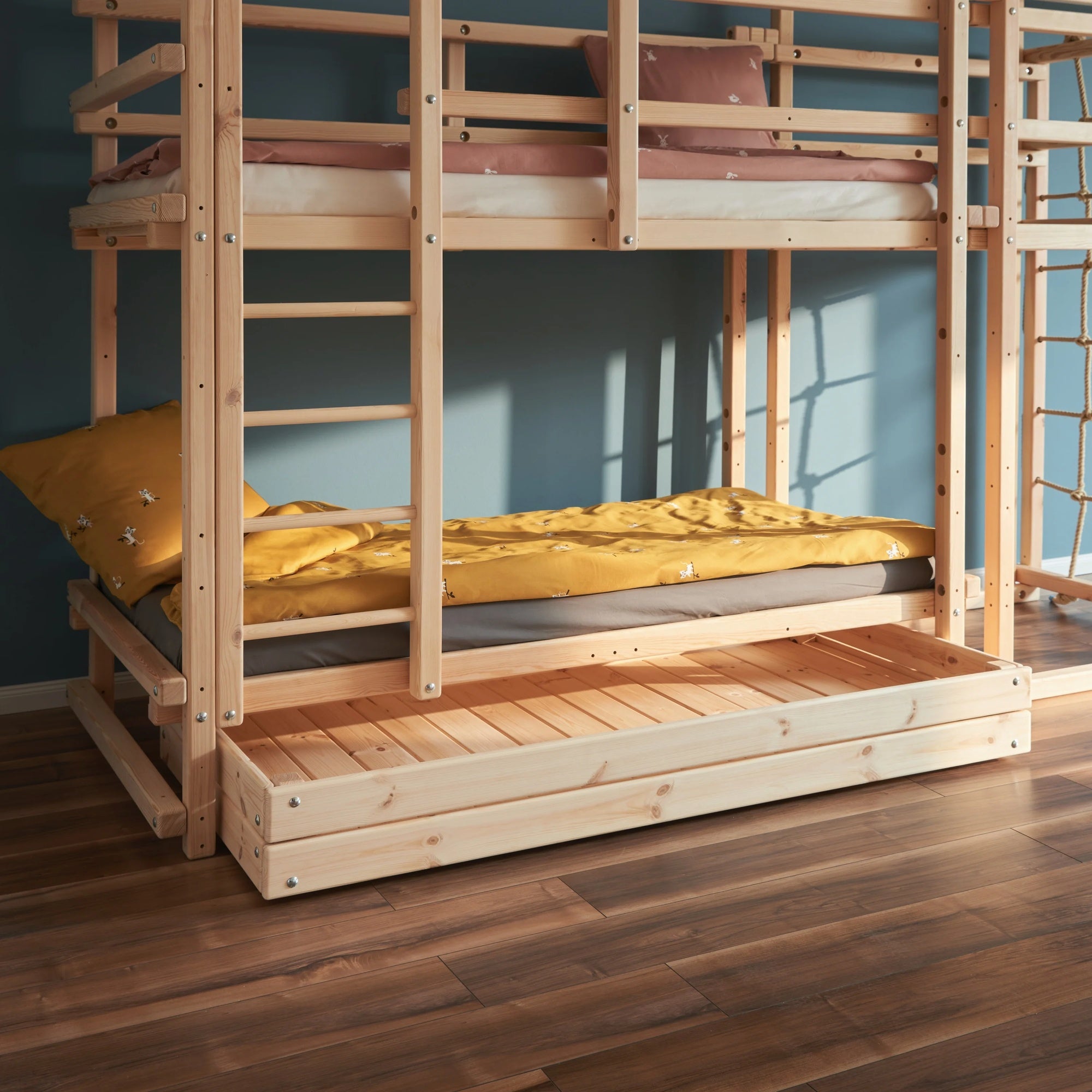 Riesenschublade unter einem Stockbett von TAU Abenteuerbetten