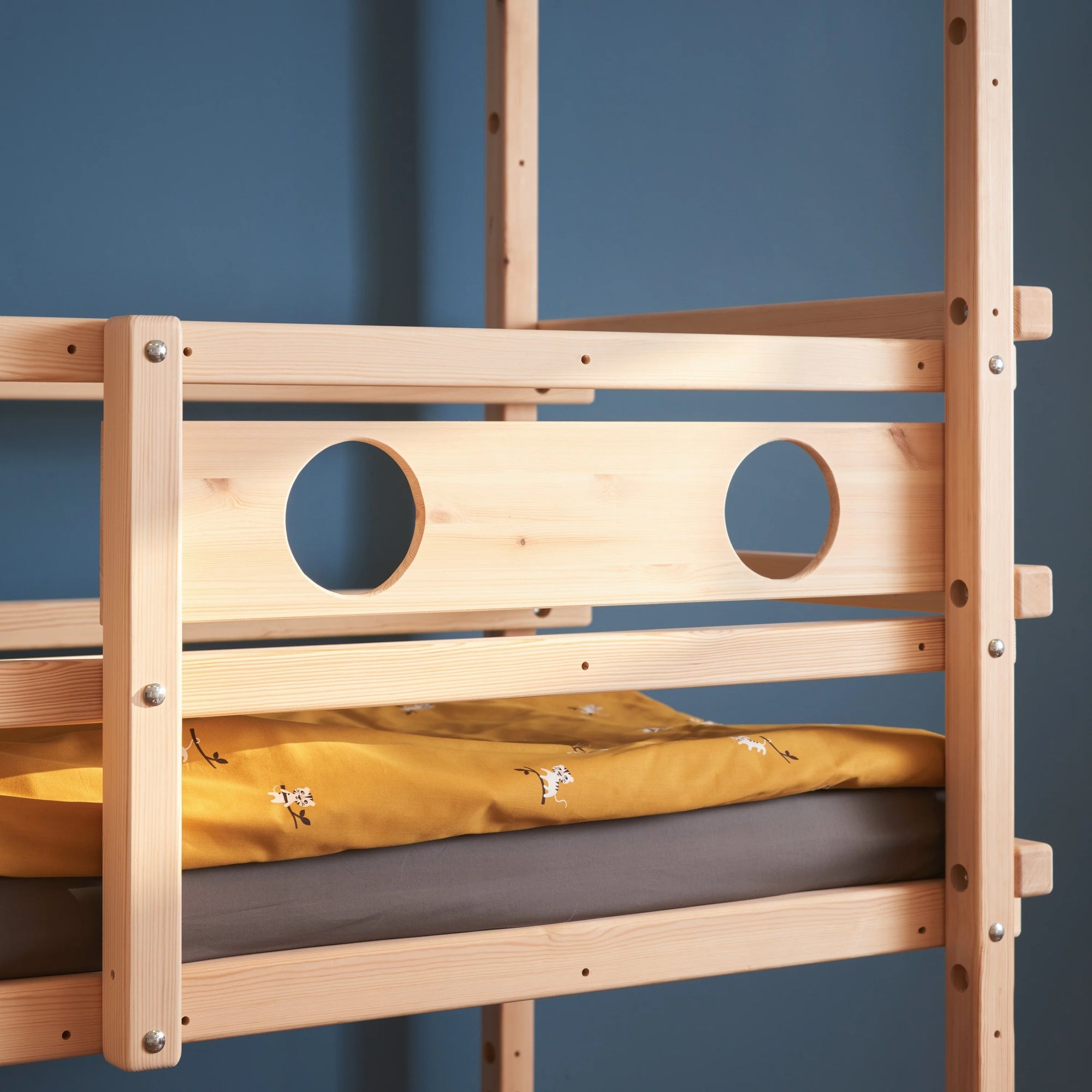 Bullaugenbrett an einem halbhohen Bett von TAU Abenteuerbetten