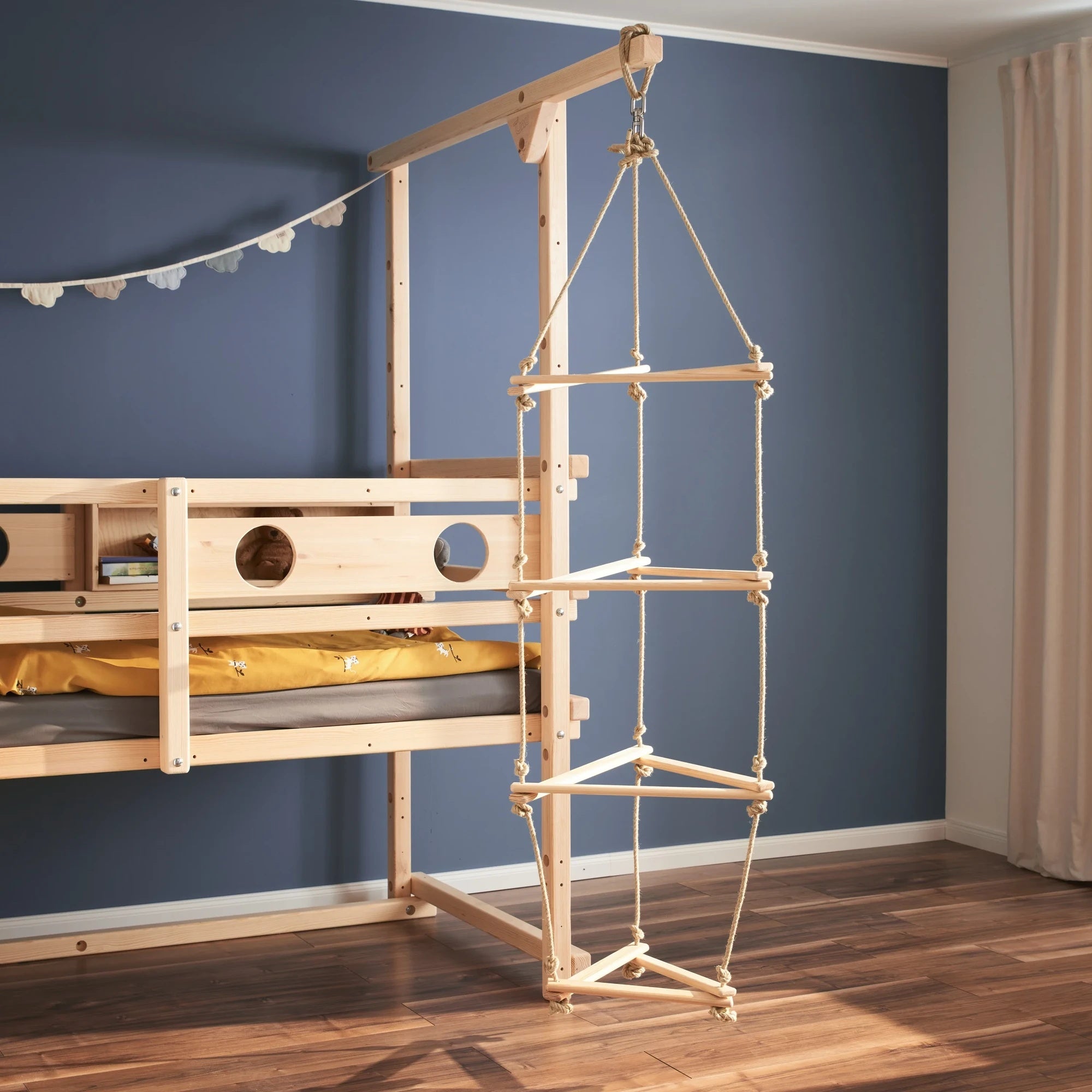 Dreiecksleiter und Bullaugenbrett aus dem Zubehör von TAU Abenteuerbetten