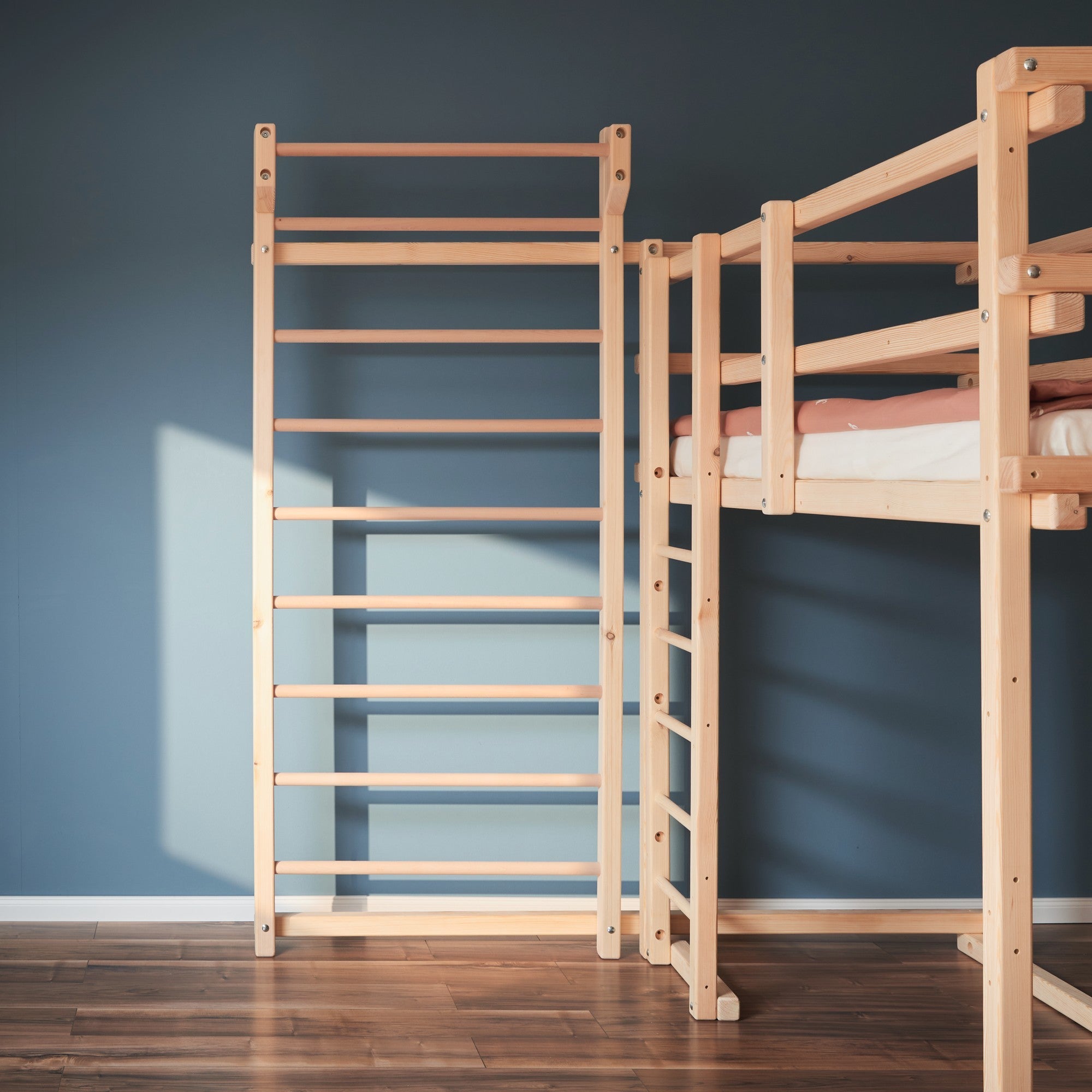 Sprossenwand neben Hochbett von TAU Abenteuerbetten