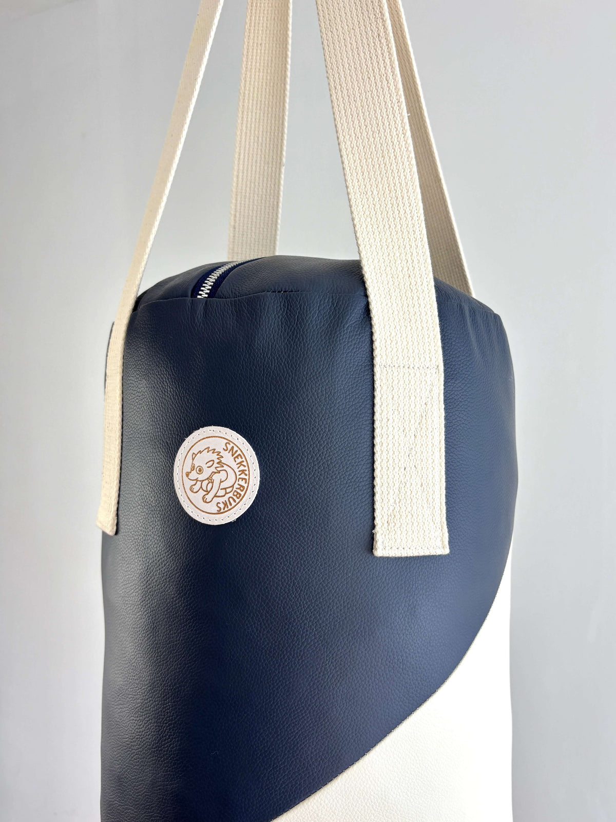 Kinder-Boxsack aus Leder in Blau-Off-White, Detailansicht