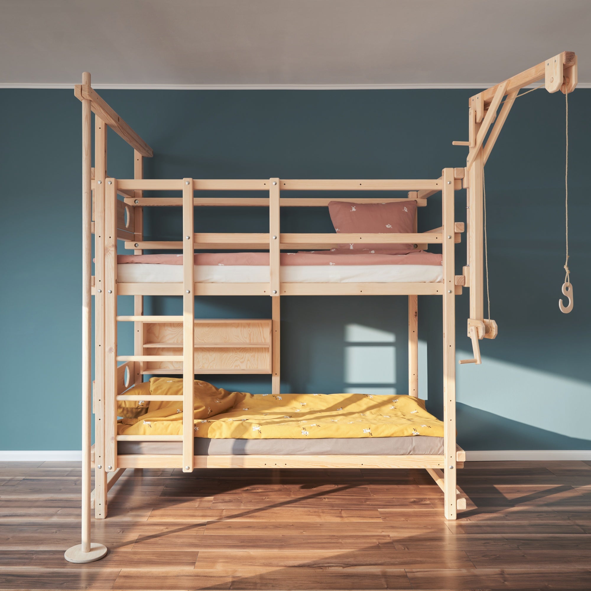 Etagenbett mit Feuerwehrstange und Spielkran von TAU Abenteuerbetten