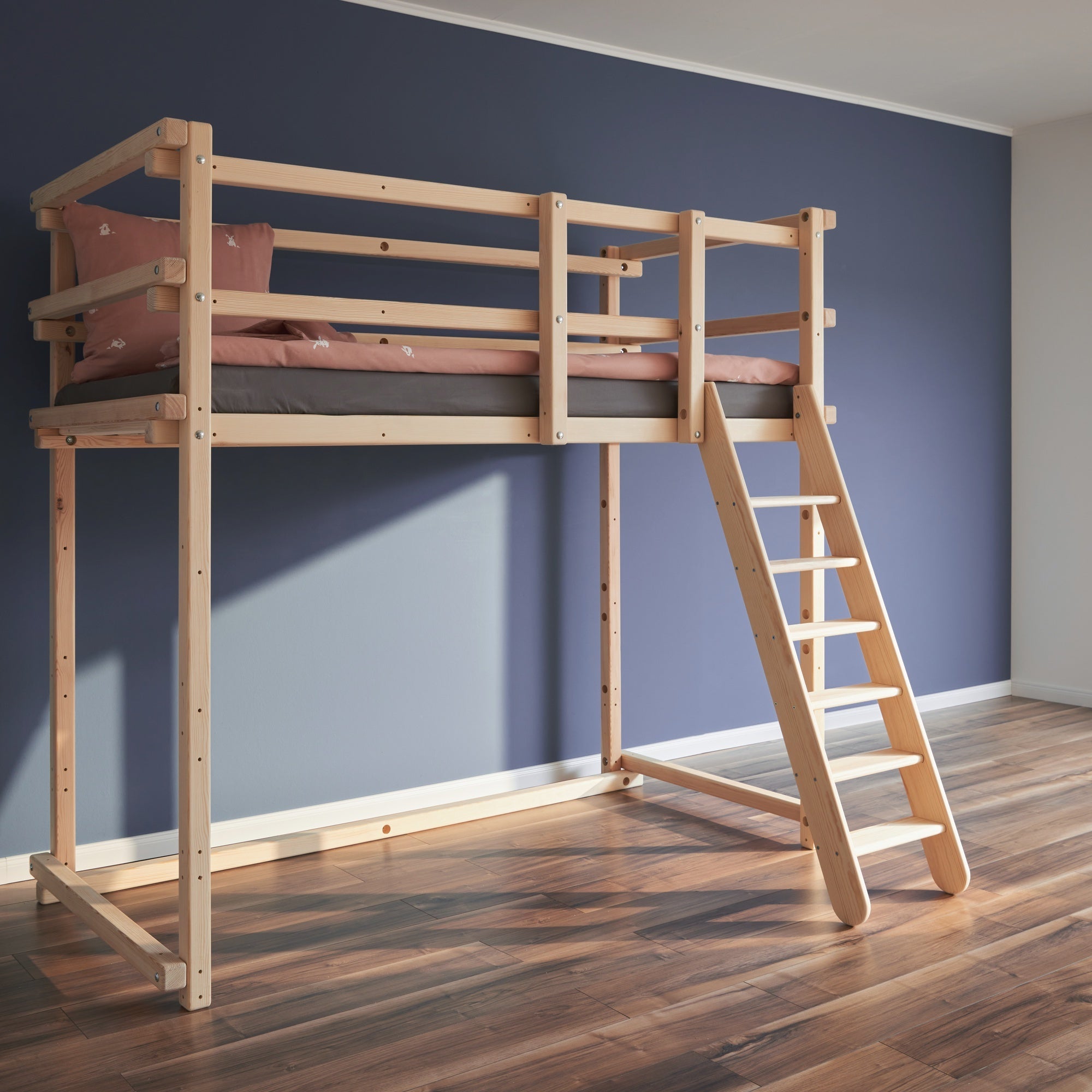 Schräge Ansicht eines Hochbetts mit Stufenleiter von TAU Abenteuerbetten