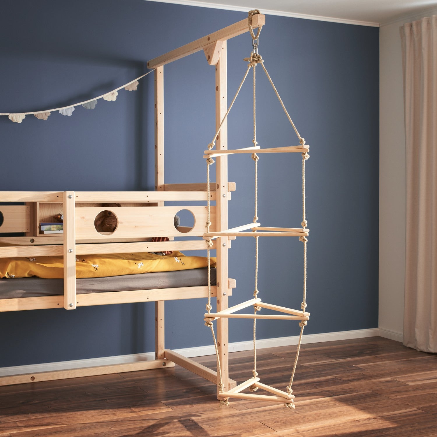 Dreiecksleiter an Kleinkindbett von TAU