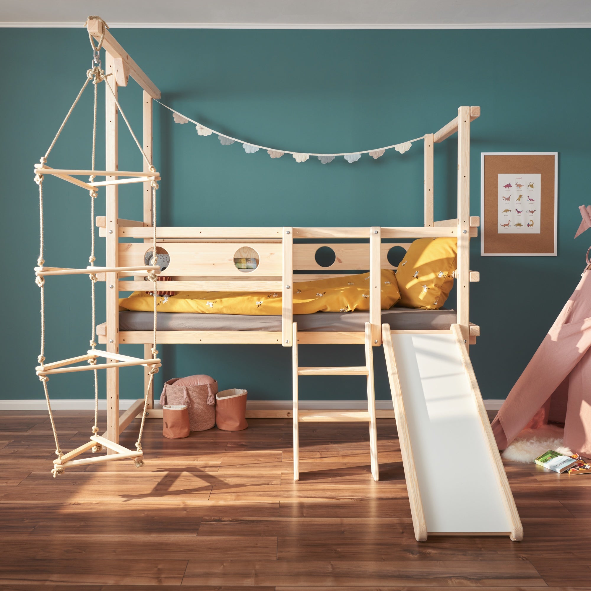 Halbhohes Hochbett für Kleinkinder mit Rutsche für Kinder zum Klettern, Spielen, Entdecken und Schlafen –  von TAU Abenteuerbetten