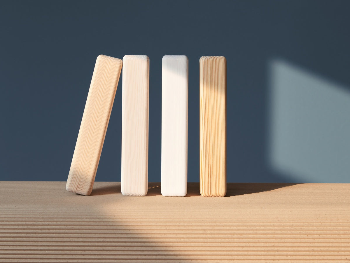 Vier verschiedene Oberflächenbehandlungen im Vergleich als Beispiel an kurzen Holzbalken