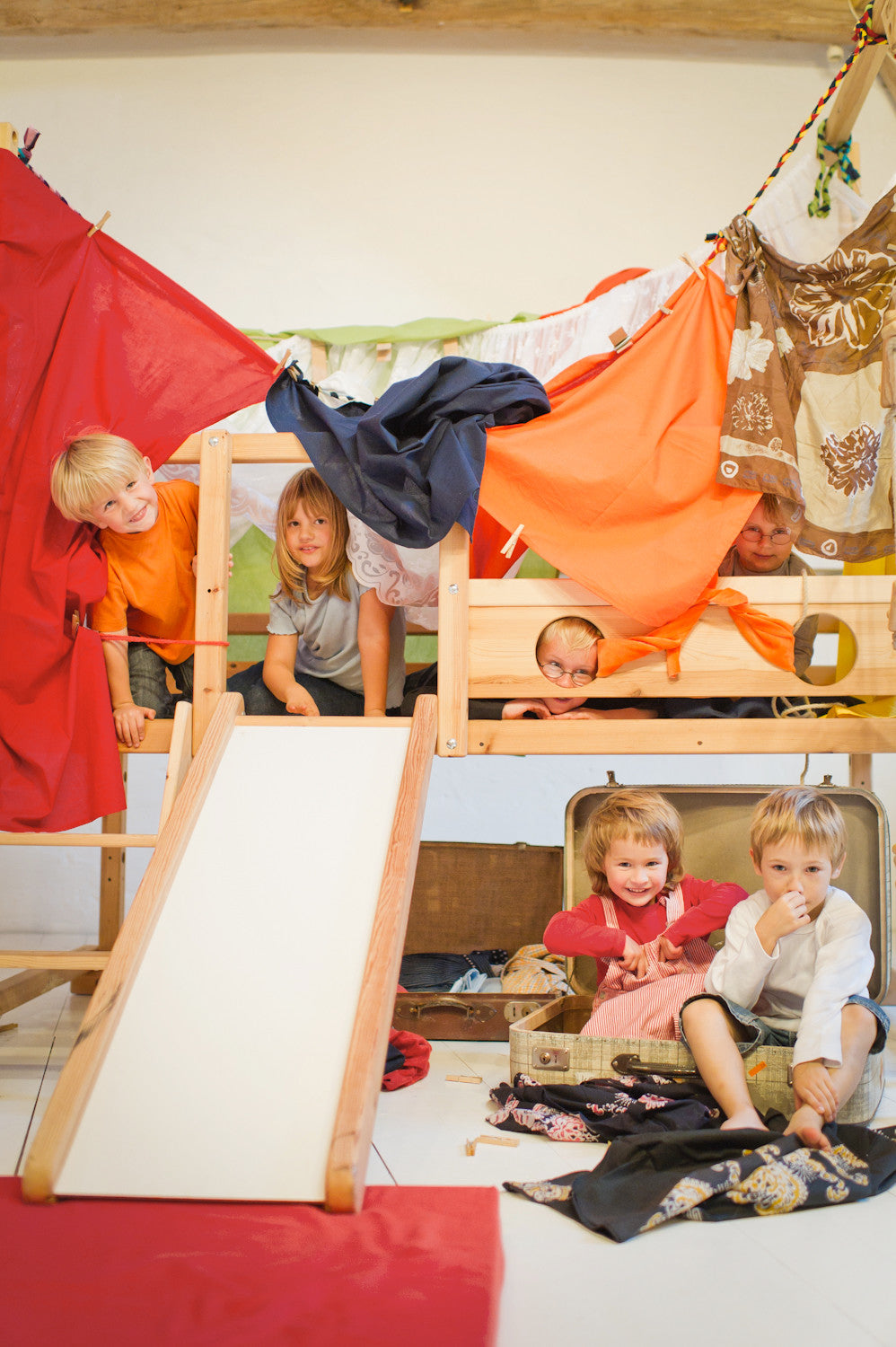 Kinder spielen auf Hochbett