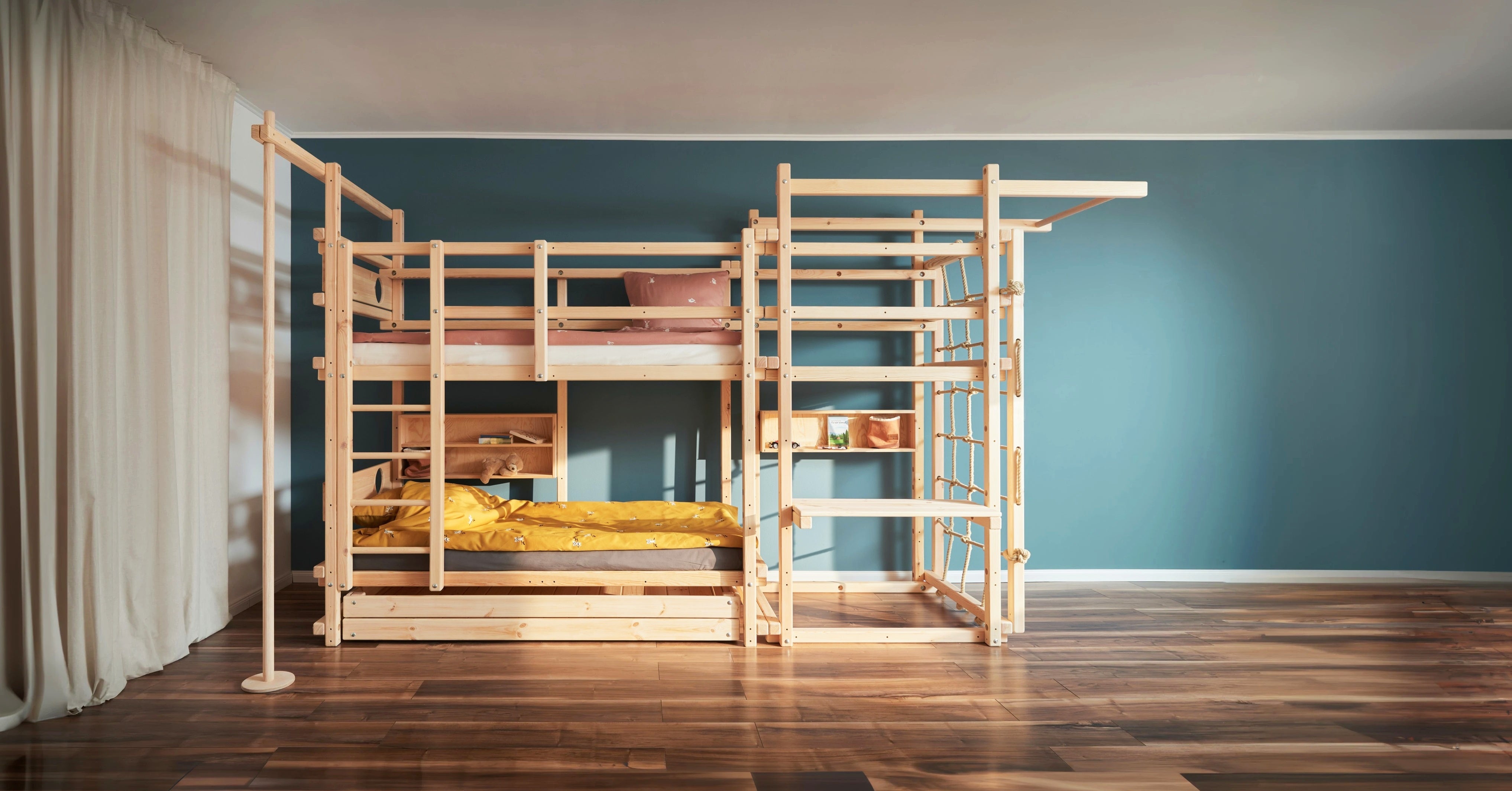 Etagenbett mit Spielturm XL von TAU Abenteuerbetten mit einer Feuerwehrstange, einer Reckstange, einem Kletternetz, zweier Regale und einer Spieltheke.