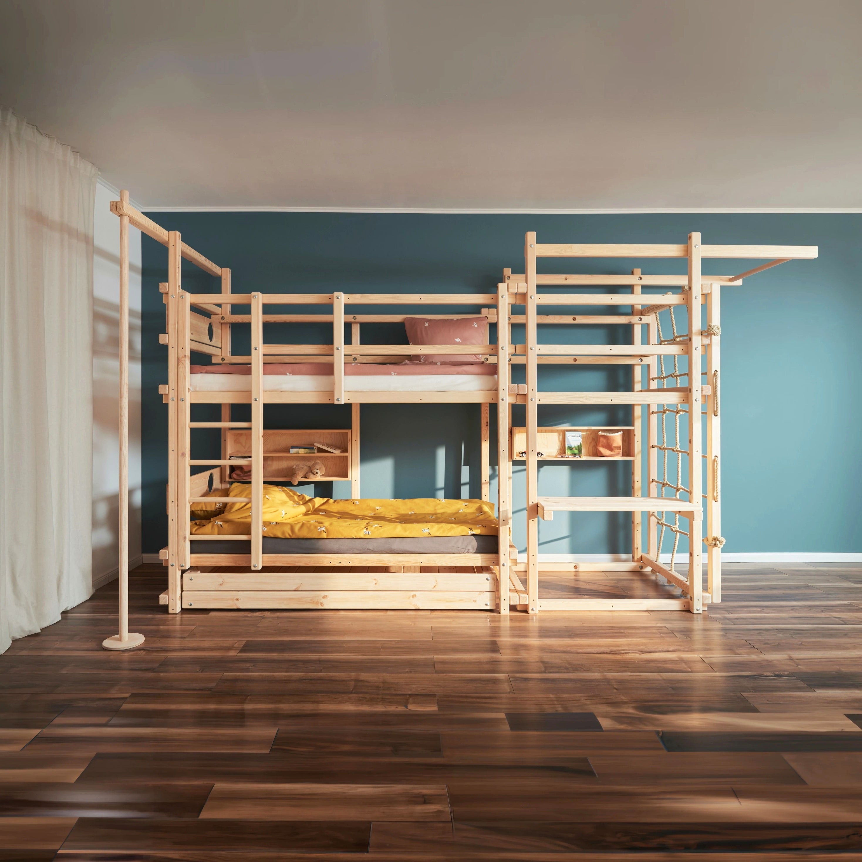 Etagenbett mit Spielturm XL von TAU Abenteuerbetten mit einer Feuerwehrstange, einer Reckstange, einem Kletternetz, zweier Regale und einer Spieltheke.