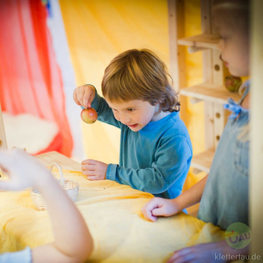 Kinder spielen in TAU Hochbett