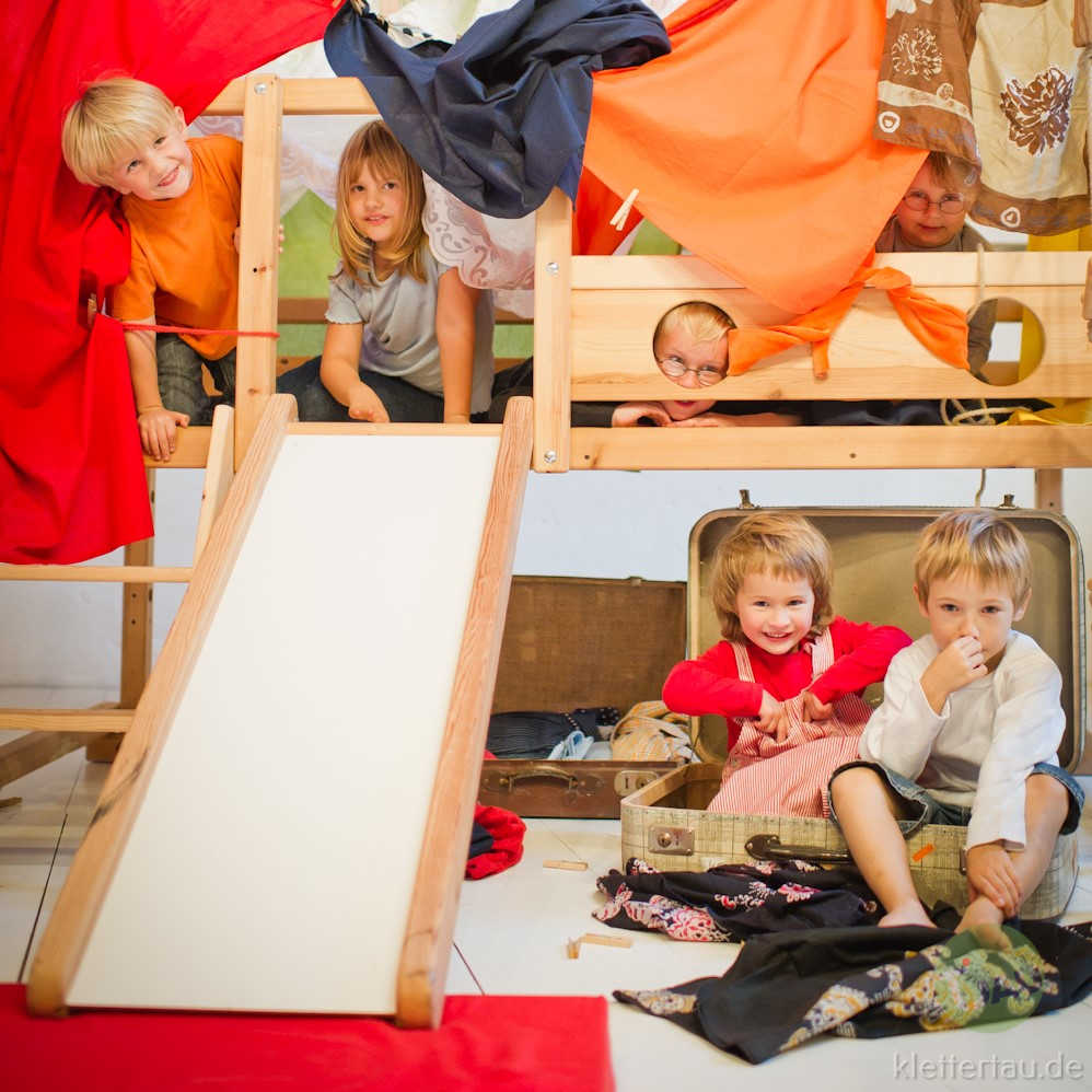 Halbhohes Hochbett für viele Kinder