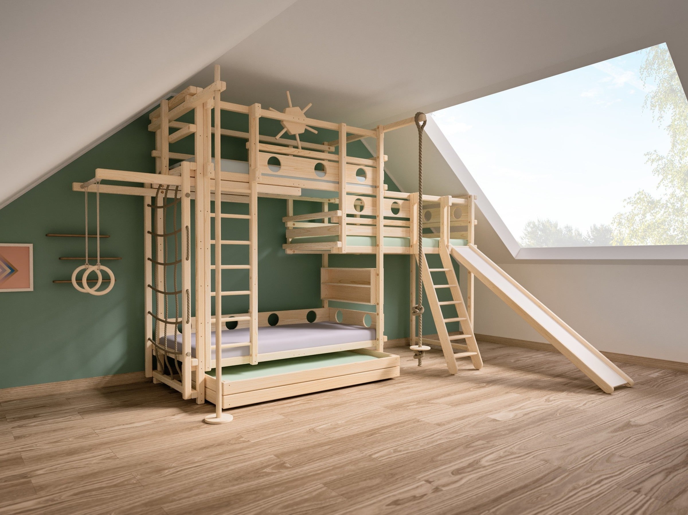 XL Etagenbett mit viel Kletterzubehör für drei Kinder mit Option für die vierte Matratze – von TAU Abenteuerbetten