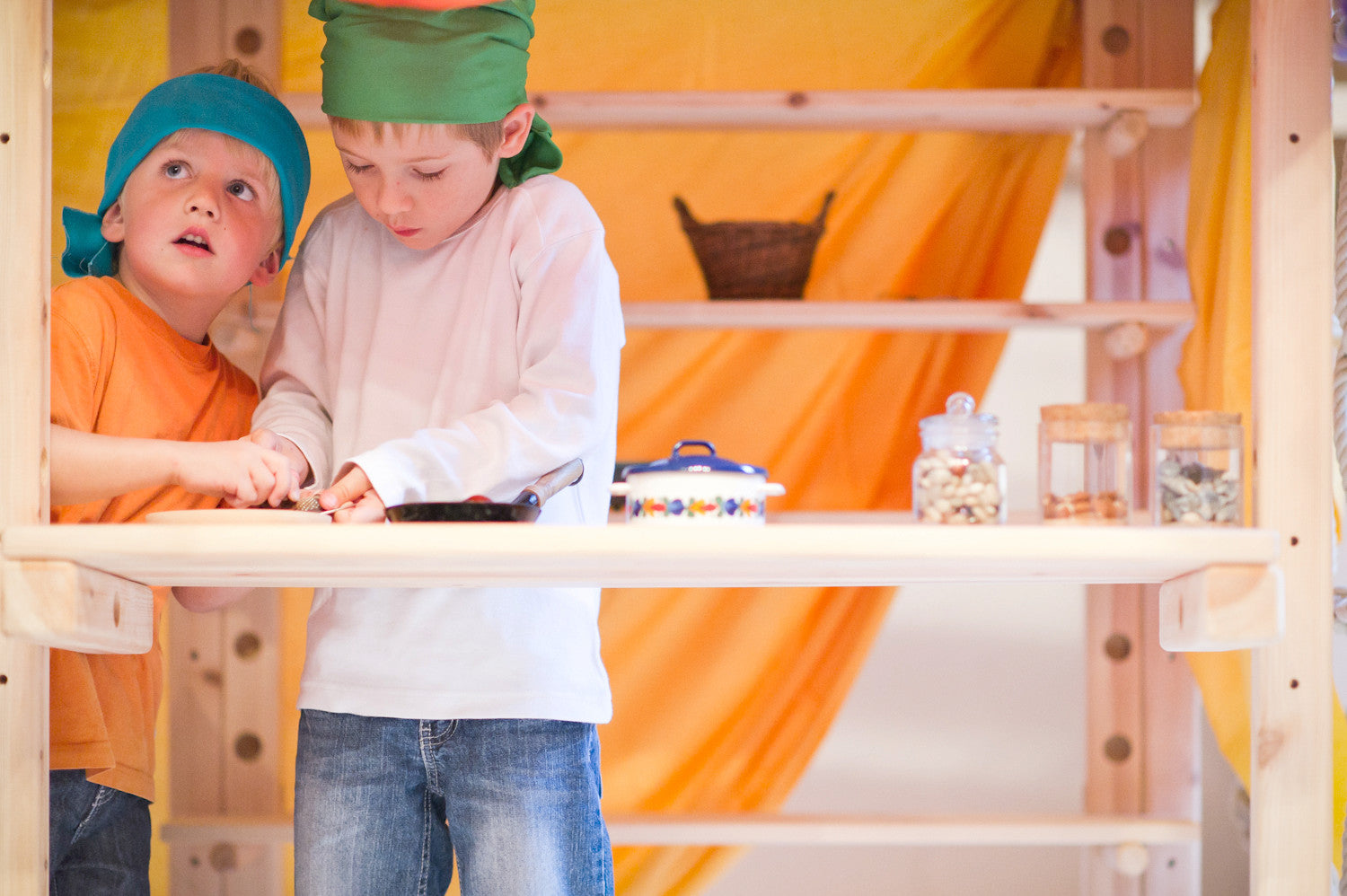 Zwei Jungen spielen Rollenspiele an einer Spieltheke von Tau Abenteuerbetten