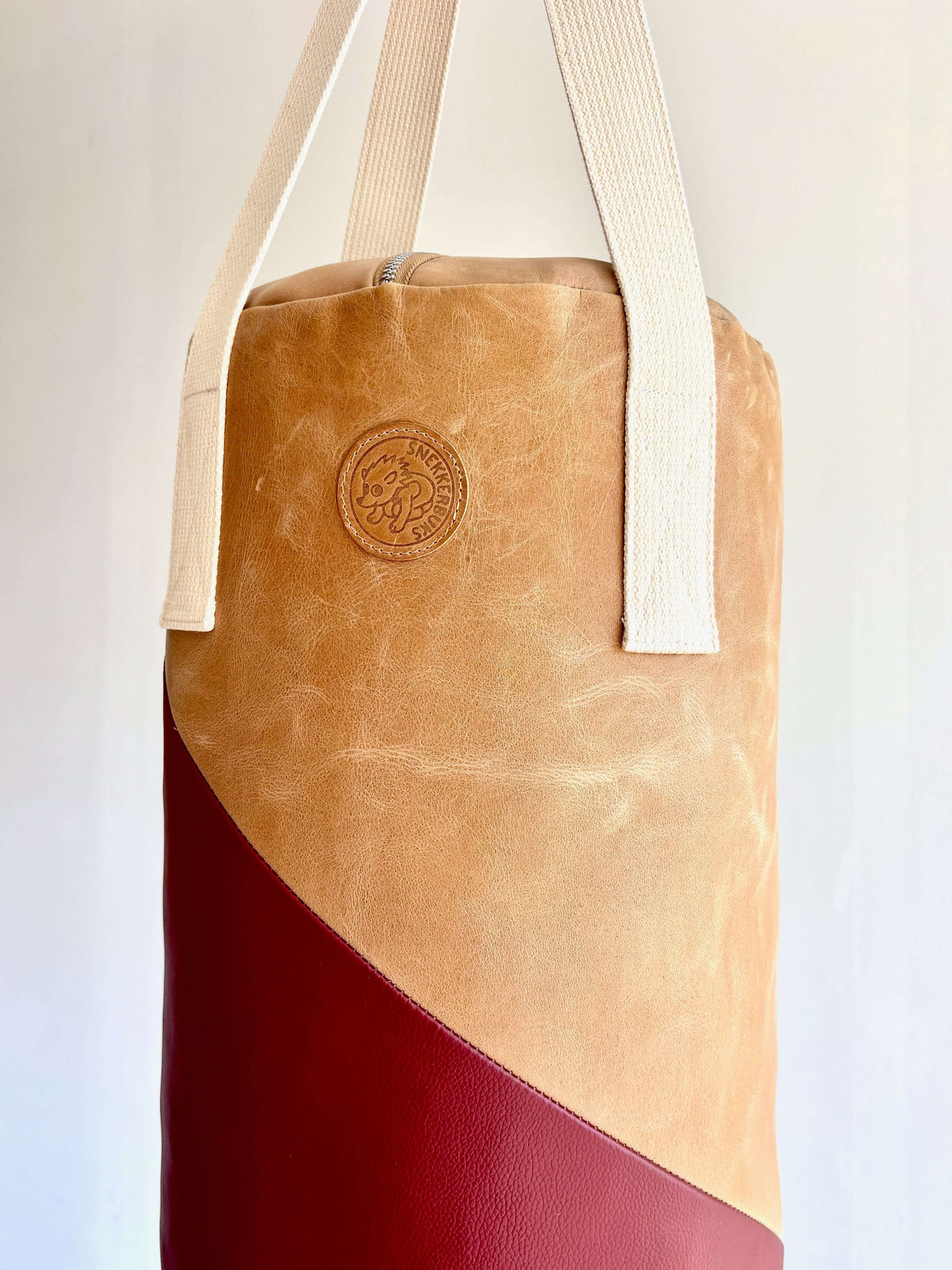 Kinder-Boxsack aus Leder in Cognac-Dunkelrot, Detailansicht